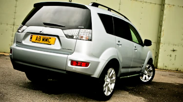 Mitsubishi Outlander rear tracking