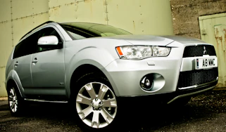 Mitsubishi Outlander front three-quarters