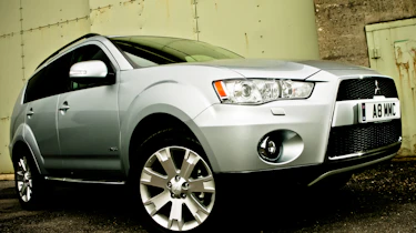 Mitsubishi Outlander front three-quarters