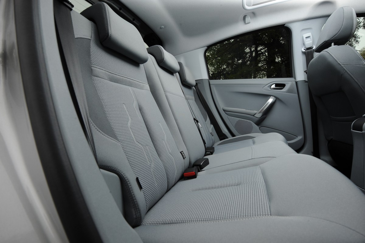 Peugeot 208 1.2 Active rear seats