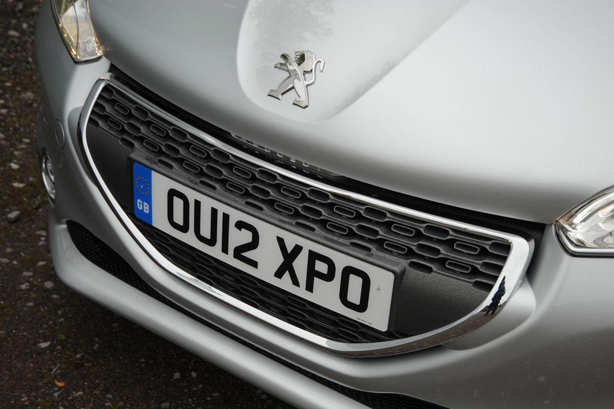 Peugeot 208 1.2 Active grille