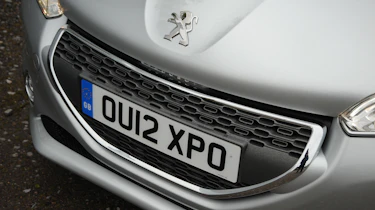 Peugeot 208 1.2 Active grille