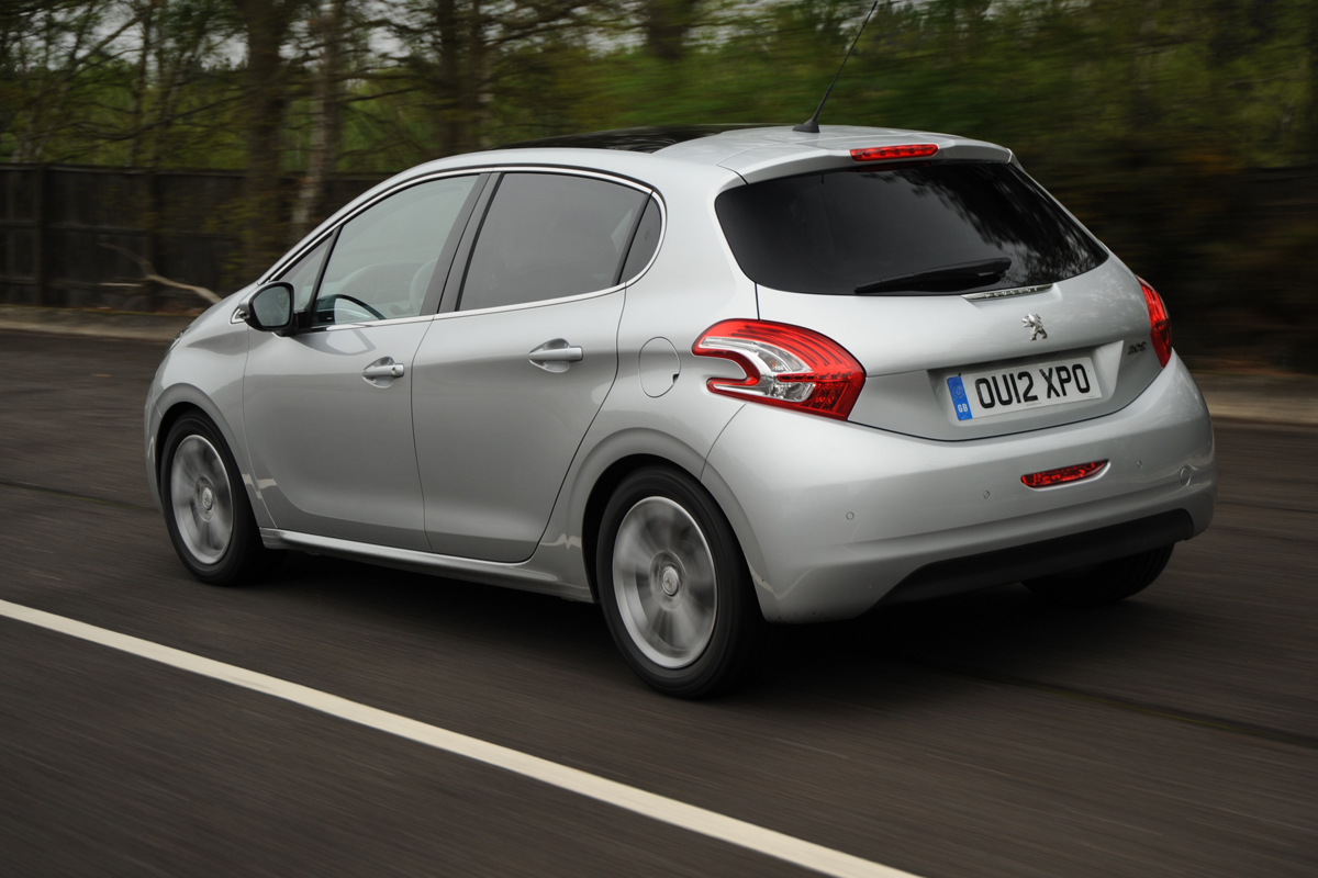 Peugeot 208 1.2 Active rear tracking
