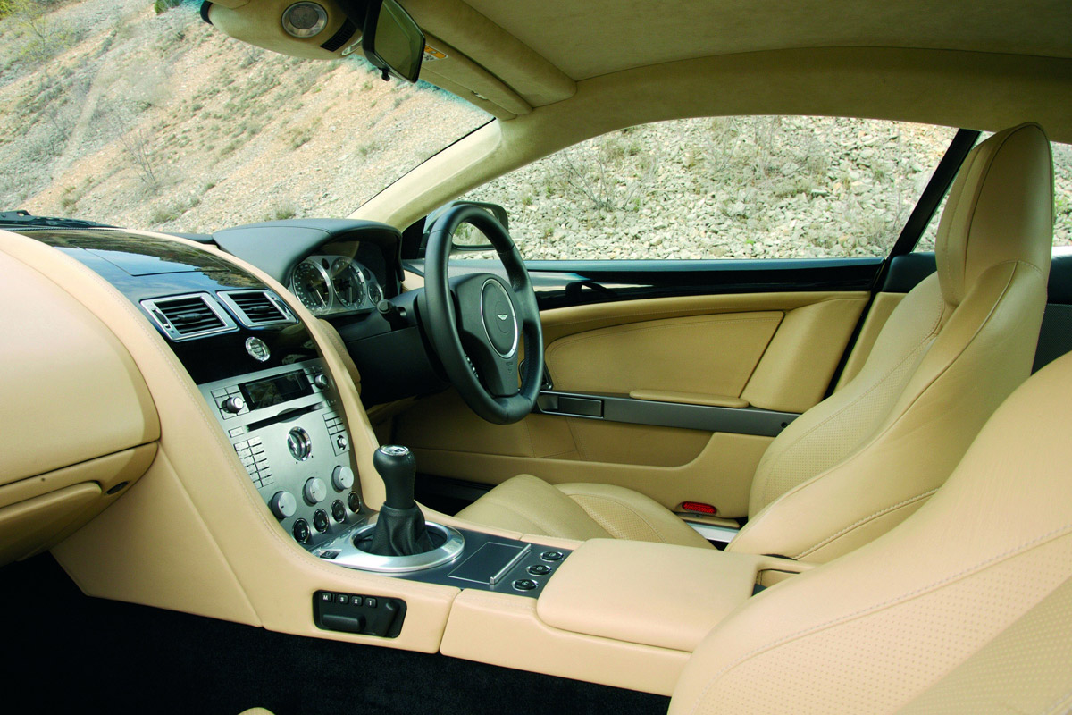 Aston Martin DB9 coupe dash