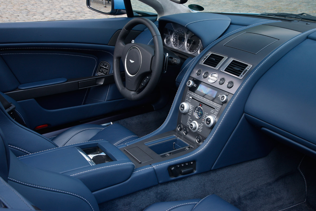 Aston Martin V8 Vantage roadster dash