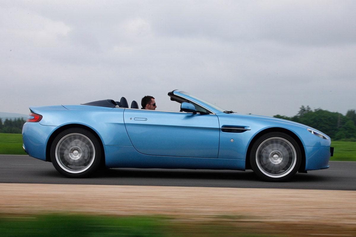 Aston Martin V8 Vantage roadster profile