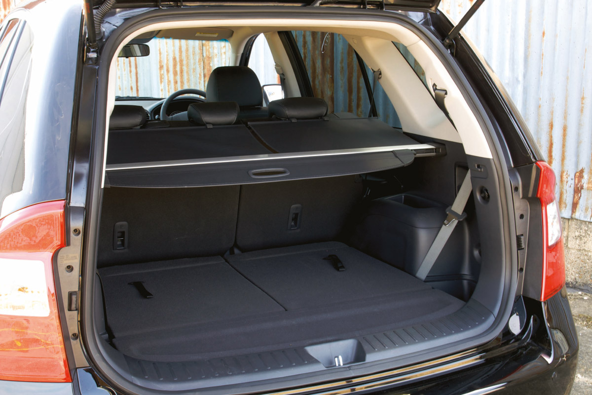 Kia Carens mpv boot