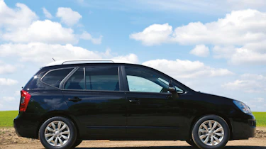 Kia Carens mpv profile