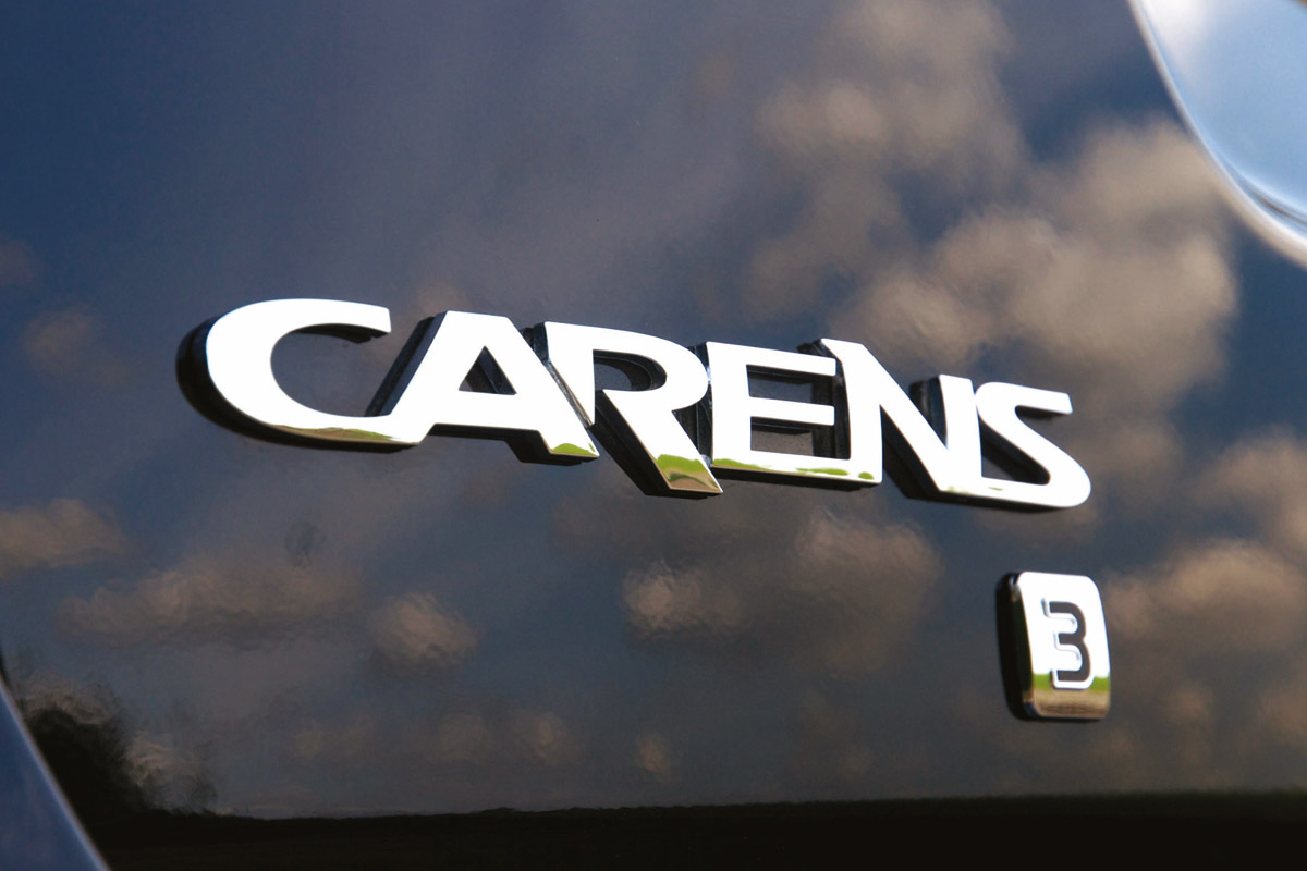 Kia Carens mpv badge