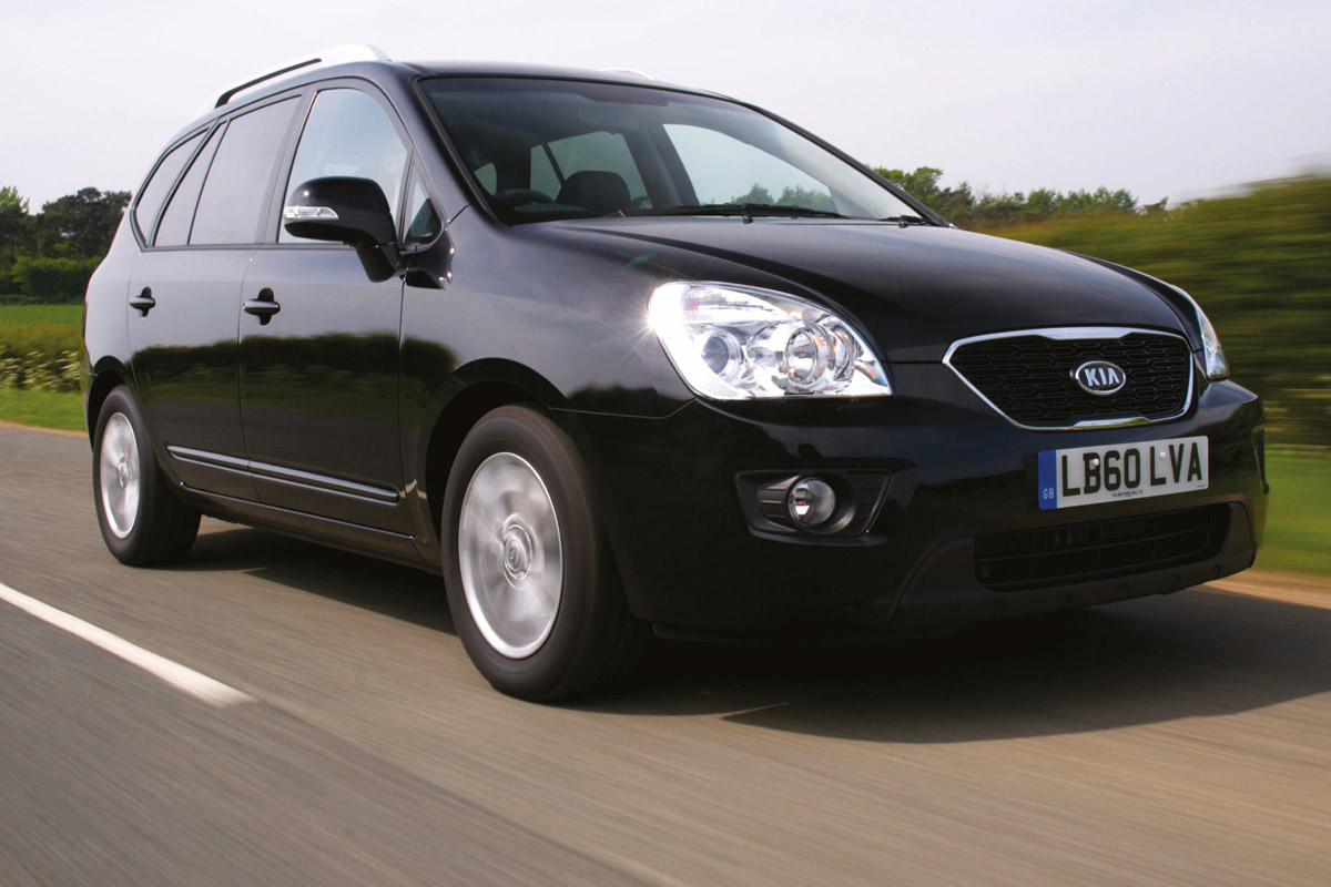 Kia Carens mpv front tracking