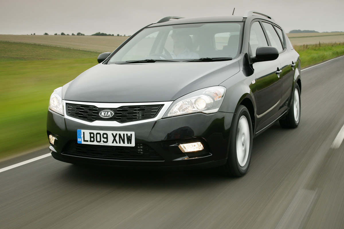 Kia Cee'd SW estate front tracking