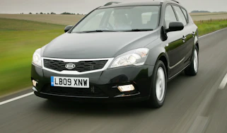 Kia Cee'd SW estate front tracking