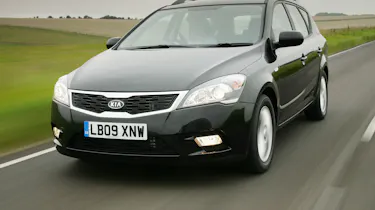 Kia Cee'd SW estate front tracking