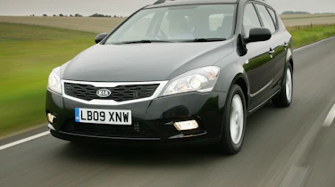 Kia Cee'd SW estate front tracking