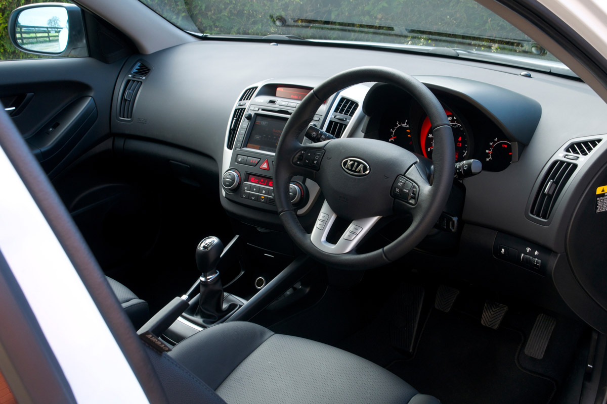 Kia Pro_cee'd hatchback dash