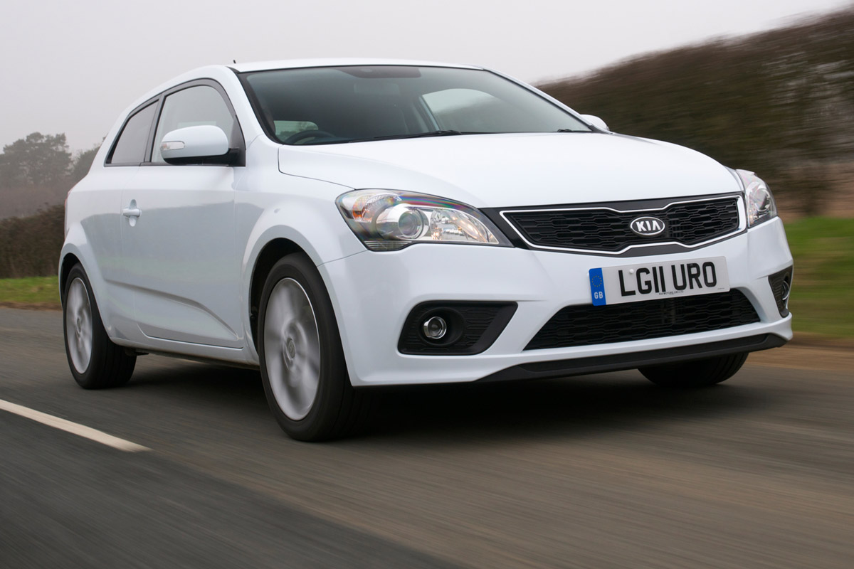 Kia Pro_cee'd hatchback front tracking