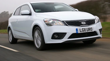 Kia Pro_cee'd hatchback front tracking