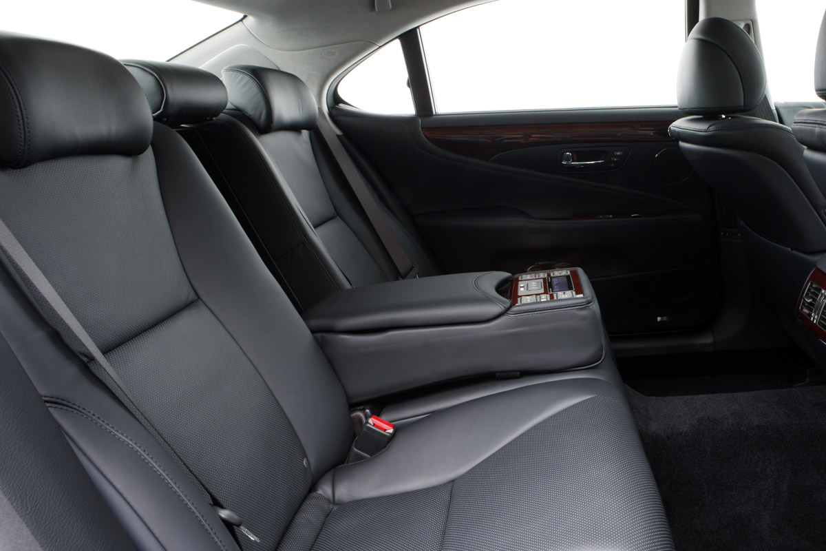 Lexus LS saloon rear seats