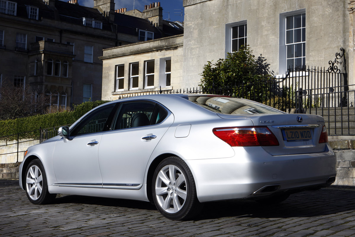 Lexus LS saloon rear