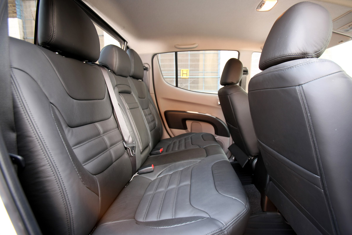 Mitsubishi L200 pickup rear seats