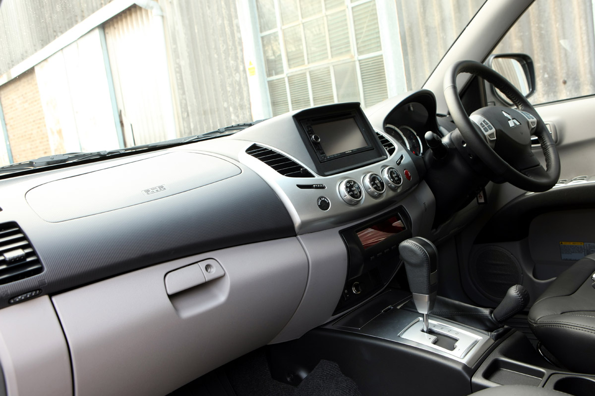 Mitsubishi L200 pickup dash