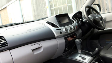 Mitsubishi L200 pickup dash