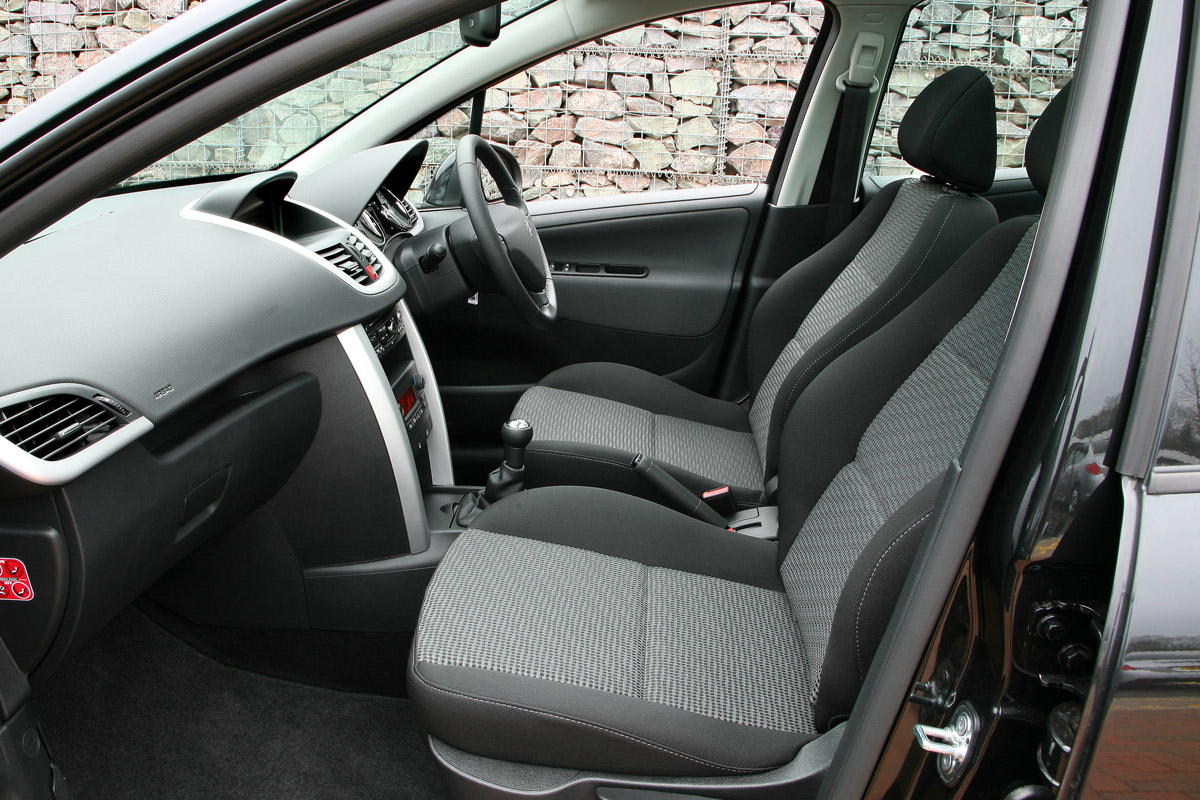Peugeot 207 SW estate dash