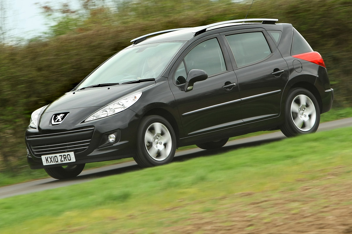 Peugeot 207 SW estate front tracking