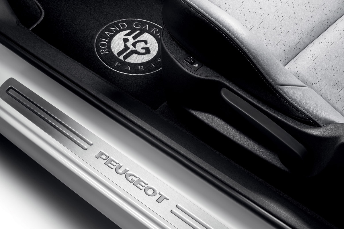 Peugeot 207CC convertible interior detail