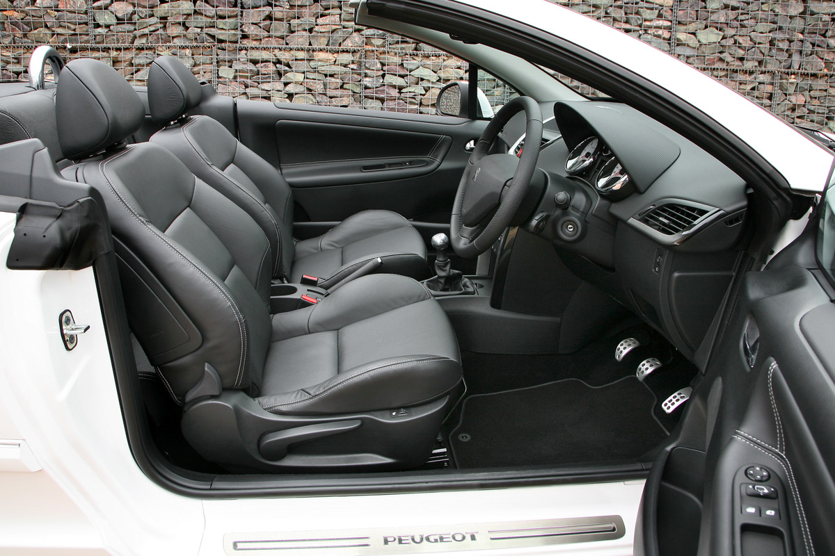 Peugeot 207CC convertible dash