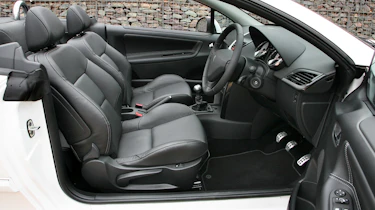 Peugeot 207CC convertible dash
