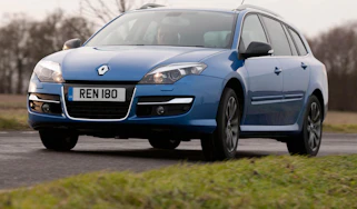 Renault Laguna Sport Tourer estate front tracking