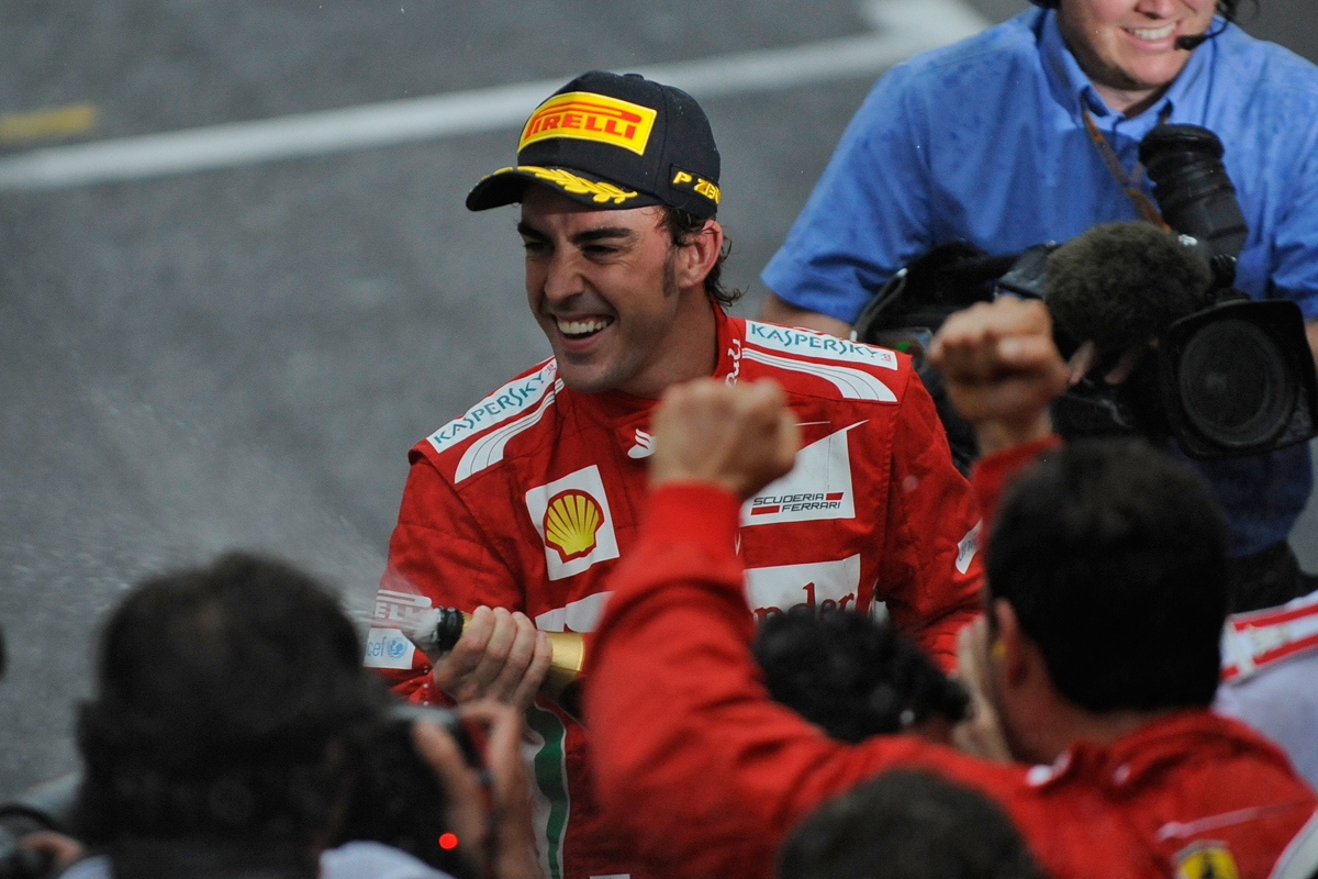 Fernando Alonso celebrates