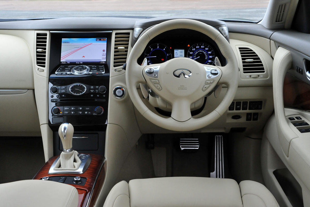 Infiniti FX 30d S dash