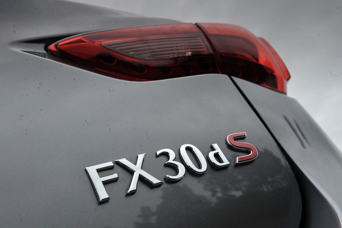 Infiniti FX 30d S badge