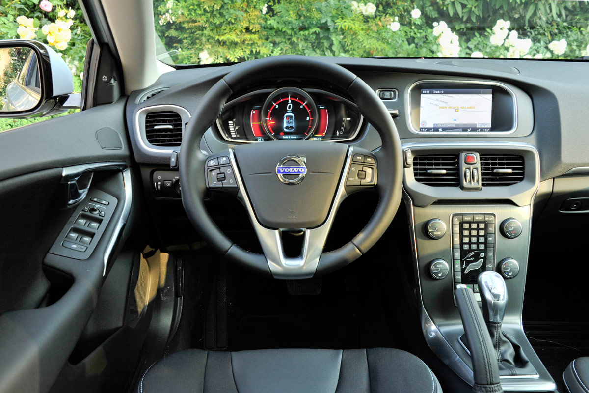 Volvo V40 D4 dash