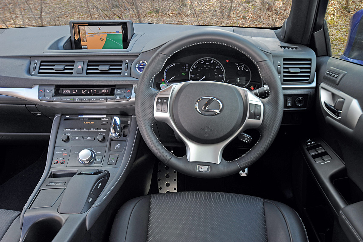 Lexus CT 200h dash