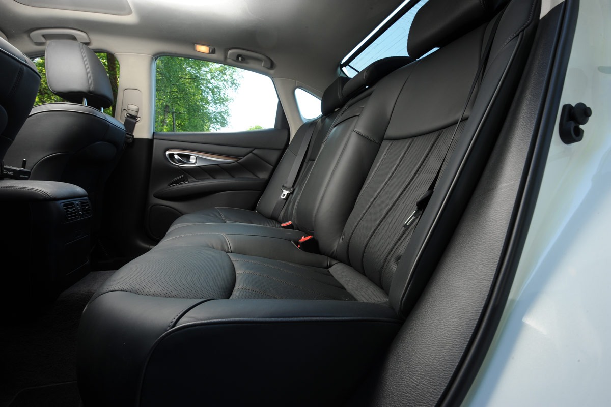 Infiniti M35h GT Premium rear seats
