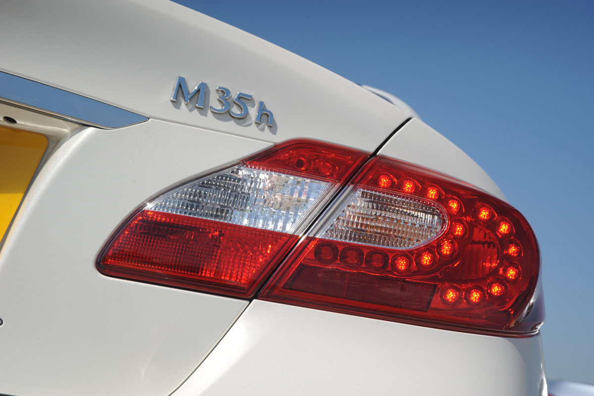Infiniti M35h GT Premium badge