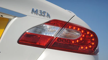 Infiniti M35h GT Premium badge