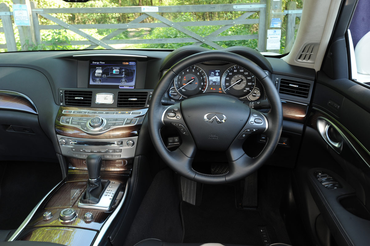 Infiniti M35h GT Premium dash