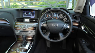 Infiniti M35h GT Premium dash