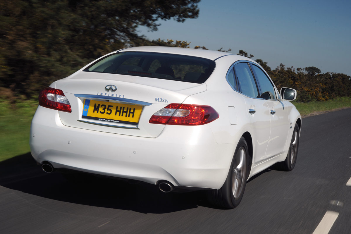 Infiniti M35h GT Premium rear tracking