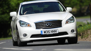 Infiniti M35h GT Premium front cornering