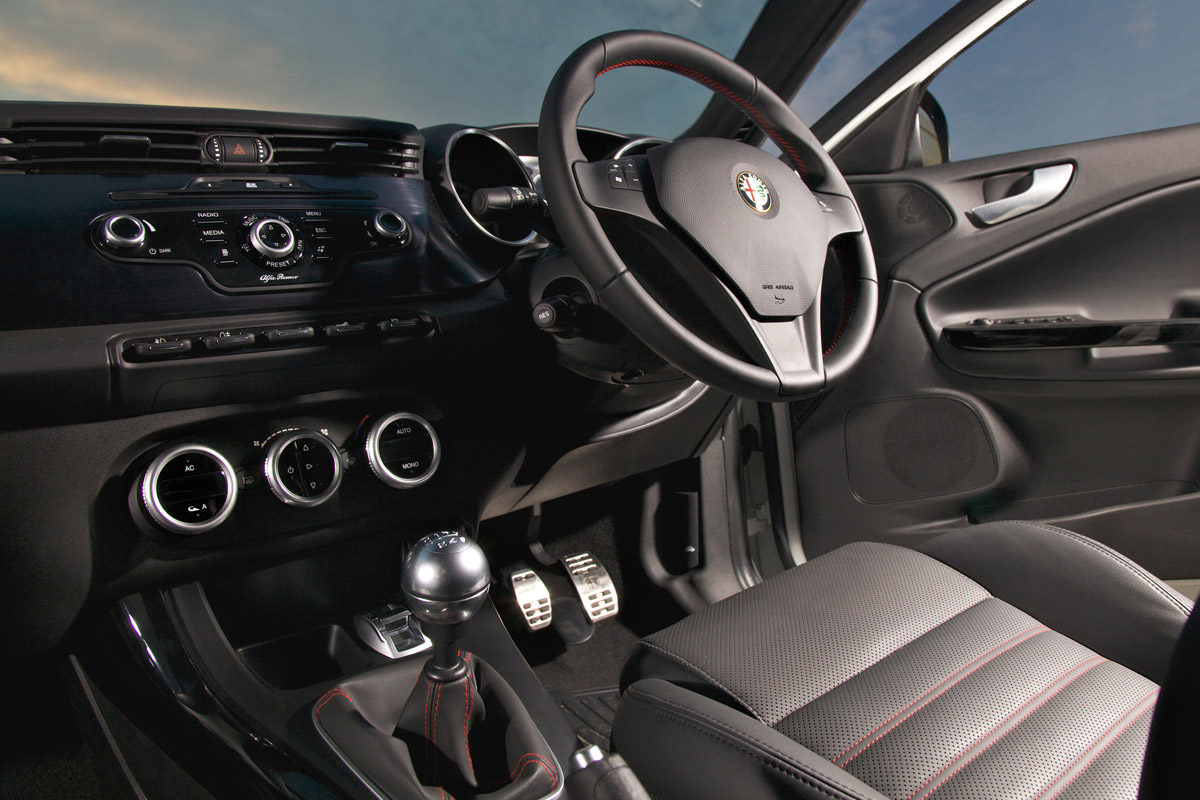 Alfa Romeo Giulietta Cloverleaf interior