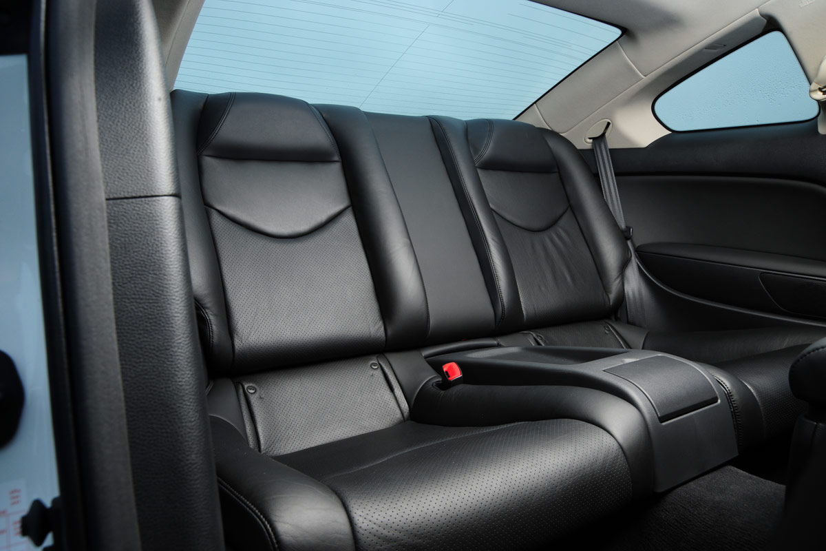 Infiniti G37 Coupe rear seats