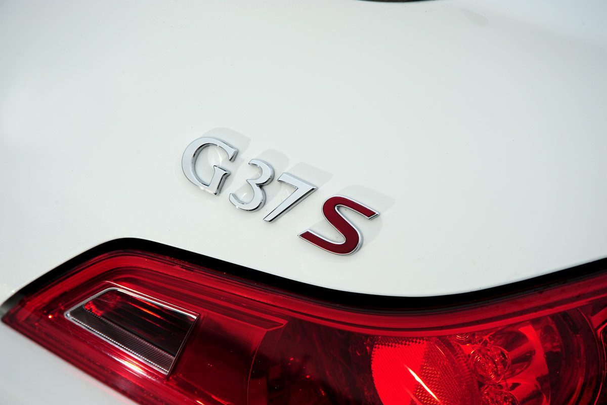 Infiniti G37 Coupe badge