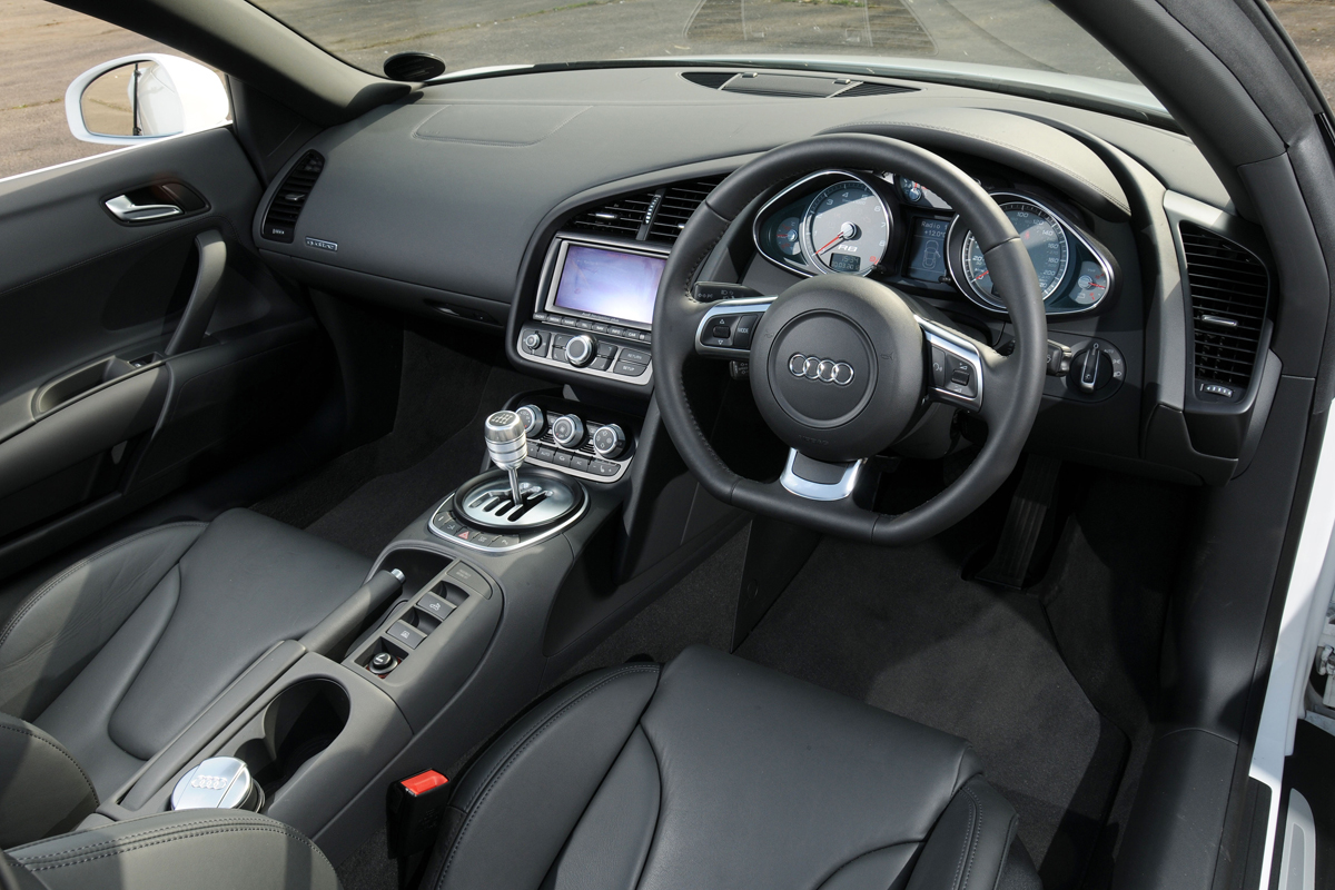 Audi R8 Spyder interior