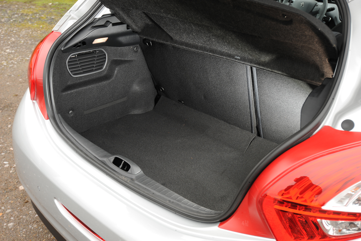 Peugeot 208 boot