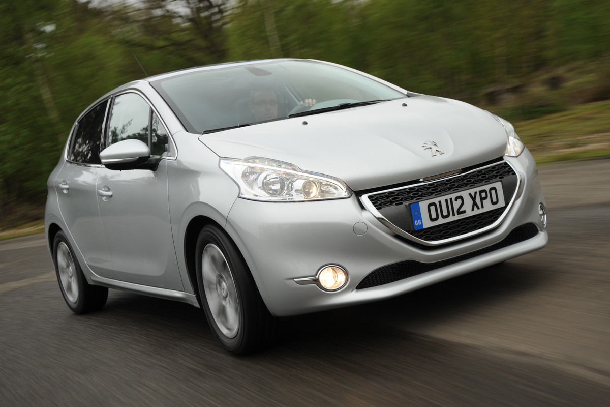 Peugeot 208 front tracking